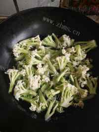 家常菜有机菜花炒肉做法图解3)