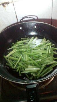 家常菜芹菜炒豆腐皮做法图解6)