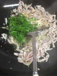 五味俱全的青椒肉丝做法图解9)