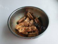色味俱全的蒜香烤排骨做法图解2)