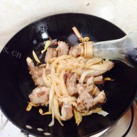可口的酸菜排骨做法图解6)
