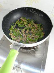 青椒肉丝炒面做法图解5)