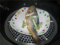 色味俱佳的清蒸黄鱼做法图解5)