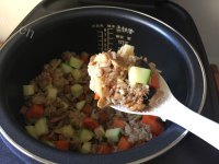 美味的香菇鸡肉煲仔饭做法图解9)
