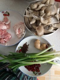 色香味浓的平菇炒肉做法图解1)