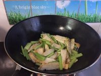 美味的芹菜炒鱼饼做法图解8)