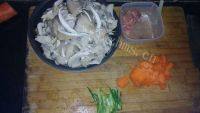 家常菜平菇炒肉做法图解1)