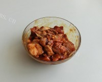 美味的胡椒啫啫滑鸡煲做法图解4)