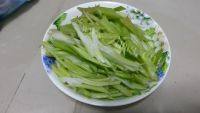 下饭的腊肠炒芹菜做法图解2)