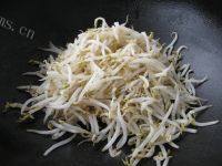 家常菜绿豆芽炒韭菜做法图解3)