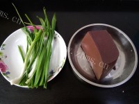 美味的青蒜炒羊血做法图解1)