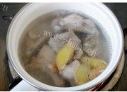 口感极佳的海带结萝卜排骨汤做法图解4)