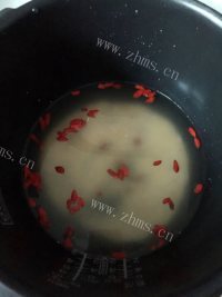 美味的小米枸杞粥做法图解5)