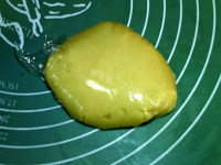 自制广式莲蓉蛋黄月饼做法图解6)