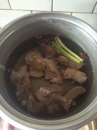 美味的东北芸豆炖排骨做法图解1)