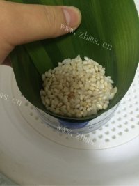 美味的鲜肉粽做法图解6)