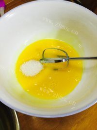 自制葡萄干戚风蛋糕做法图解3)