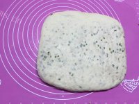 自制椒盐葱花饼做法图解7)