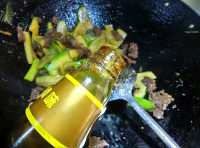 家常菜西葫芦炒牛肉做法图解6)