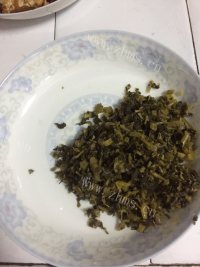 酱香白花菜盐菜烧鲫鱼做法图解3)