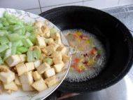 家常菜丝瓜炒豆腐做法图解5)