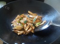 好吃的杏鲍菇青椒炒肉片做法图解4)