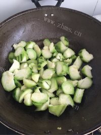 诱人的丝瓜汤做法图解3)