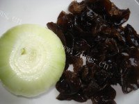 家常菜洋葱拌木耳做法图解1)