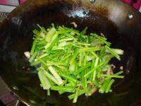 肉丝炒芹菜自制做法图解7)