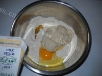 甜甜的椰香红豆菊花包做法图解5)