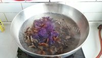 香糯的紫土豆炒榛蘑做法图解3)