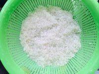 美味的莲子香菇皮蛋瘦肉粥做法图解3)