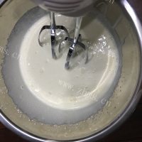 可口的双色慕斯流心蛋糕做法图解21)