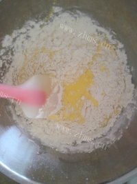 自制酸奶戚风蛋糕做法图解5)