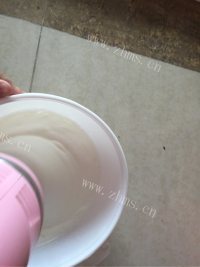 芳香四溢的戚风蛋糕做法图解6)