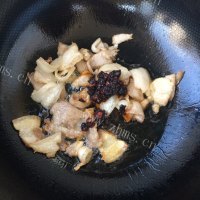 美味营养的青蒜回锅肉做法图解5)