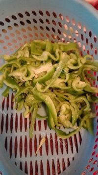 如此诱人的双椒炒肉做法图解3)