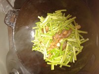 美味的蒜苔炒五花肉做法图解3)