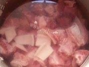 美味的玉米萝卜大骨汤做法图解4)