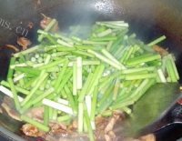 诱人的蒜苔炒肉做法图解3)