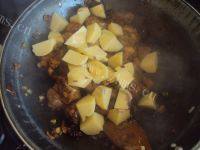 土豆炖鸡肉做法图解10)