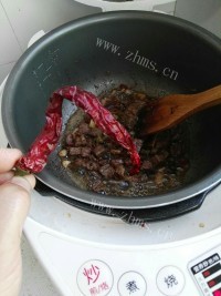 清脆爽口的牛肉炖土豆做法图解7)