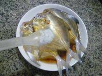 绿色食物清蒸鲳鱼做法图解4)