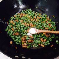 清爽可口的豆角焖饭做法图解10)