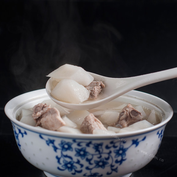 色泽鲜亮的排骨炖萝卜