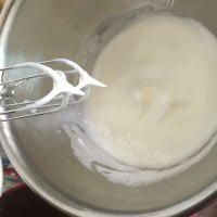 色香味俱全的牛奶蛋糕做法图解7)