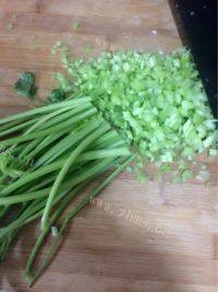 营养丰富的芹菜猪肉水饺做法图解2)