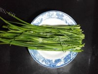 好吃的韭菜炒猫豆做法图解2)