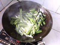 美味的油豆腐炒蒜苗做法图解3)