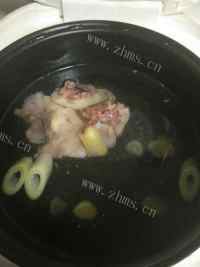 海参茶树菇炖土鸡做法图解4)